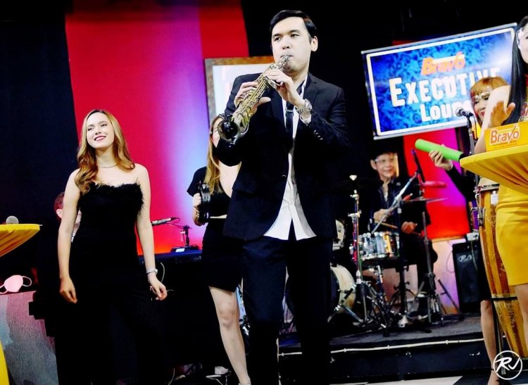 "Saxophone Prince" Performs in Dusit, Philippines